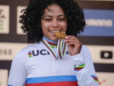 Ceylin del Carmen Alvarado, een klein meisje met een grote motor